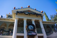 Disneyland allhelgonaafton spökat hus med julklockan fotografering för bildbyråer Disneyland allhelgonaafton spökat hus med julklockan fotografering för bildbyråer