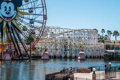 Disneyland Anaheim, Kalifornien, USA hjul för kustfartygferrisrulle Glade familjferier arkivbilder Disneyland Anaheim, Kalifornien, USA hjul för kustfartygferrisrulle Glade familjferier arkivbilder