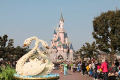 DISNEYLAND PARIJS - 11 MAART, 2016: de de lenteparade royalty-vrije stock foto's DISNEYLAND PARIJS - 11 MAART, 2016: de de lenteparade royalty-vrije stock foto's
