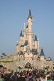 Disneyland Paris Frankrike, November 2018: Turist- sova skönhets för folkmassa slott royaltyfria foton Disneyland Paris Frankrike, November 2018: Turist- sova skönhets för folkmassa slott royaltyfria foton