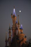 Disneyland Παρίσι, Γαλλία, το Νοέμβριο του 2018: Φεγγάρι πέρα από το Castle της ομορφιάς ύπνου στοκ εικόνες Disneyland Παρίσι, Γαλλία, το Νοέμβριο του 2018: Φεγγάρι πέρα από το Castle της ομορφιάς ύπνου στοκ εικόνες