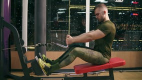 Disparado em 4k: a opinião lateral um homem em fazer do gym puxa com peso O homem atrativo está treinando a utilização dos múscul vídeos de arquivo Disparado em 4k: a opinião lateral um homem em fazer do gym puxa com peso O homem atrativo está treinando a utilização dos múscul vídeos de arquivo