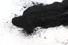 Dispersado en una hoja blanca del polvo de tinta negro para la impresión digital para rellenar el cartucho imagen de archivo libre de regalías Dispersado en una hoja blanca del polvo de tinta negro para la impresión digital para rellenar el cartucho imagen de archivo libre de regalías