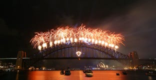 Displau dos fogos-de-artifício sobre a ponte do porto foto de stock royalty free Displau dos fogos-de-artifício sobre a ponte do porto foto de stock royalty free
