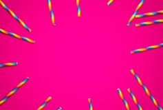 Disponibla färgrika pappers- sugrör på rosa bakgrund fotografering för bildbyråer Disponibla färgrika pappers- sugrör på rosa bakgrund fotografering för bildbyråer