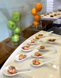 Disposición de cena fina elegante en el salón del negocio imágenes de archivo libres de regalías Disposición de cena fina elegante en el salón del negocio imágenes de archivo libres de regalías