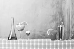 Dispositif trembleur, flacon avec de l'alcool, tir de bride de Singapour et cocktail tropical Photos stock Dispositif trembleur, flacon avec de l'alcool, tir de bride de Singapour et cocktail tropical Photos stock