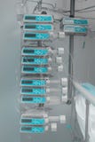 Dispositifs automatiques de perfusion de drogue dans la pile au ` s de chambre d'hôpital images stock Dispositifs automatiques de perfusion de drogue dans la pile au ` s de chambre d'hôpital images stock