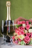 Disposition de mariage Bouquet nuptiale, deux verres de champagne et une bouteille de champagne sur une table de marbre Bague de photo libre de droits Disposition de mariage Bouquet nuptiale, deux verres de champagne et une bouteille de champagne sur une table de marbre Bague de photo libre de droits