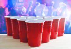 Disposition de tournoi de puanteur de bière Beaucoup de tasses rouges de partie dans une boîte de nuit complètement des personnes Photo stock Disposition de tournoi de puanteur de bière Beaucoup de tasses rouges de partie dans une boîte de nuit complètement des personnes Photo stock
