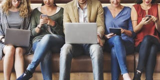 Dispositivi di Digital del collegamento della gente di diversità che passano in rassegna concetto fotografia stock Dispositivi di Digital del collegamento della gente di diversità che passano in rassegna concetto fotografia stock