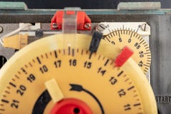 Dispositivo elettrico per la misura industriale di tempo Un vecchio contatore per la commutazione dei dispositivi elettrici fotografia stock Dispositivo elettrico per la misura industriale di tempo Un vecchio contatore per la commutazione dei dispositivi elettrici fotografia stock