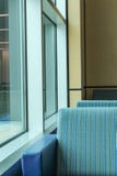 Disposizione dei posti a sedere del passeggero del terminale di aeroporto di Boston accanto alle finestre Fotografia Stock Disposizione dei posti a sedere del passeggero del terminale di aeroporto di Boston accanto alle finestre Fotografia Stock