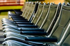 Disposizione dei posti a sedere vuota dell'aeroporto - sedie nere tipiche nell'attesa di imbarco Immagini Stock Disposizione dei posti a sedere vuota dell'aeroporto - sedie nere tipiche nell'attesa di imbarco Immagini Stock
