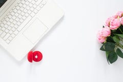 Disposizione piana del computer portatile del computer con l'anello di diamante e la rosa di rosa Fotografia Stock Libera da Diritti Disposizione piana del computer portatile del computer con l'anello di diamante e la rosa di rosa Fotografia Stock Libera da Diritti
