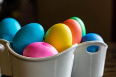 Disposizione variopinta dell'uovo di Pasqua in ciotole bianche immagini stock libere da diritti Disposizione variopinta dell'uovo di Pasqua in ciotole bianche immagini stock libere da diritti