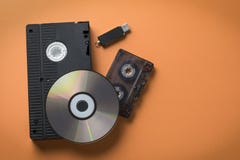 Disque de CD et commande de cassette et instantanée vidéo-audio comme concept d'évolution de stockage de médias image libre de droits Disque de CD et commande de cassette et instantanée vidéo-audio comme concept d'évolution de stockage de médias image libre de droits