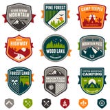Distintivi d'annata del campo e di viaggio royalty illustrazione gratis Distintivi d'annata del campo e di viaggio royalty illustrazione gratis