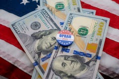 Distintivo presidenziale di Oprah 2020 e valuta degli Stati Uniti immagine stock Distintivo presidenziale di Oprah 2020 e valuta degli Stati Uniti immagine stock