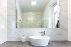 Distributeurs de savon et de shampooing pr?s d'?vier en c?ramique de robinet d'eau avec le robinet dans la salle de bains ch?re d photographie stock libre de droits Distributeurs de savon et de shampooing pr?s d'?vier en c?ramique de robinet d'eau avec le robinet dans la salle de bains ch?re d photographie stock libre de droits