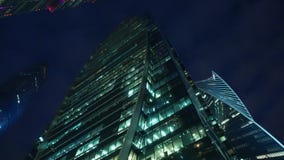 Distrito financeiro da cidade Arranha-c?us Vista inferior com rota??o noite video estoque Distrito financeiro da cidade Arranha-c?us Vista inferior com rota??o noite video estoque