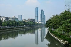 Distrito financiero con el río en Chengdu, China imágenes de archivo libres de regalías Distrito financiero con el río en Chengdu, China imágenes de archivo libres de regalías