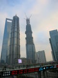 Distrito financiero de Shangai -- los edificios más altos del distrito financiero de Lujiazui de Shangai con la cinta de cotizacio foto de archivo libre de regalías Distrito financiero de Shangai -- los edificios más altos del distrito financiero de Lujiazui de Shangai con la cinta de cotizacio foto de archivo libre de regalías