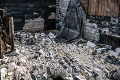 Distruzione dopo un fuoco nella casa fotografia stock libera da diritti Distruzione dopo un fuoco nella casa fotografia stock libera da diritti