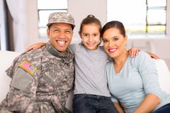 Divan se reposant de famille militaire images stock Divan se reposant de famille militaire images stock