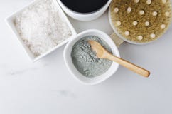 Divers des bouteilles avec le shampooing, le baume pour des cheveux, l'argile pour le visage, le sel de bain et la brosse de corp photographie stock Divers des bouteilles avec le shampooing, le baume pour des cheveux, l'argile pour le visage, le sel de bain et la brosse de corp photographie stock
