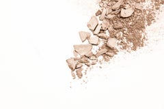 Divers maquillage de poudre de base balayé sur le fond blanc D'isolement photo stock Divers maquillage de poudre de base balayé sur le fond blanc D'isolement photo stock