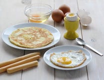 Divers plats des oeufs - une omelette, un oeuf dans un désordre Images libres de droits Divers plats des oeufs - une omelette, un oeuf dans un désordre Images libres de droits