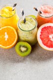 Divers tropisch fruit smoothies Stock Foto Divers tropisch fruit smoothies Stock Foto