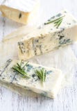 Divers types de fromage sur le conseil en bois Photographie stock Divers types de fromage sur le conseil en bois Photographie stock