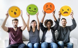 Diversa gente che tiene espressione dell'emoticon fotografia stock libera da diritti Diversa gente che tiene espressione dell'emoticon fotografia stock libera da diritti