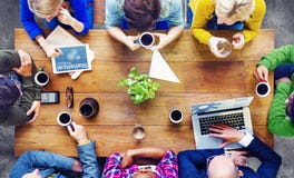 Diversa gente che usando le tecnologie e conversazione fotografie stock libere da diritti Diversa gente che usando le tecnologie e conversazione fotografie stock libere da diritti