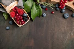 Diversas bayas hermosas con las hojas en una cesta en una tabla de madera, visión superior con el espacio de la copia para el tex Imagen de archivo Diversas bayas hermosas con las hojas en una cesta en una tabla de madera, visión superior con el espacio de la copia para el tex Imagen de archivo