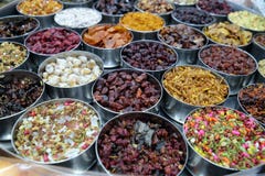 Diversas especias e hierbas en cuencos del metal en un mercado callejero en Kolkata imagen de archivo libre de regalías Diversas especias e hierbas en cuencos del metal en un mercado callejero en Kolkata imagen de archivo libre de regalías