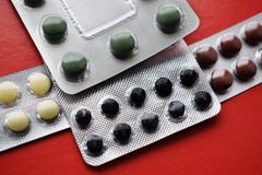 Diversas píldoras y cápsulas coloridas en los paquetes - ampollas Drogas farmacéuticas para el uso como medicaciones Aislado en u foto de archivo libre de regalías Diversas píldoras y cápsulas coloridas en los paquetes - ampollas Drogas farmacéuticas para el uso como medicaciones Aislado en u foto de archivo libre de regalías