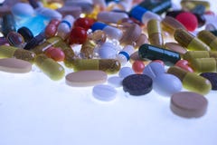 Diversas tabletas, cápsulas, drogas de la terapia y píldoras multicoloras farmacéuticas imagen de archivo Diversas tabletas, cápsulas, drogas de la terapia y píldoras multicoloras farmacéuticas imagen de archivo