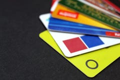 Diversas tarjetas plásticas para un cajero automático en un fondo negro fotos de archivo Diversas tarjetas plásticas para un cajero automático en un fondo negro fotos de archivo