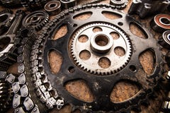 Diverse autodelen en toebehoren, op metaalachtergrondafbeelding royalty-vrije stock afbeelding Diverse autodelen en toebehoren, op metaalachtergrondafbeelding royalty-vrije stock afbeelding