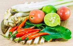 Diverse groenten en kruiden kokende ingrediënten Tom Yum Soup of de Kruidige Zure Soep Tom Yum Goong van de Riviergarnaal op hout stock fotografie Diverse groenten en kruiden kokende ingrediënten Tom Yum Soup of de Kruidige Zure Soep Tom Yum Goong van de Riviergarnaal op hout stock fotografie