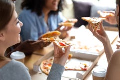 Diverse vrienden die van tijd genieten die samen pizza eten stock afbeelding Diverse vrienden die van tijd genieten die samen pizza eten stock afbeelding