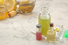 Diverses médecines pour la grippe et remèdes froids sur une table en bois blanche froid diseases froid grippe image libre de droits Diverses médecines pour la grippe et remèdes froids sur une table en bois blanche froid diseases froid grippe image libre de droits