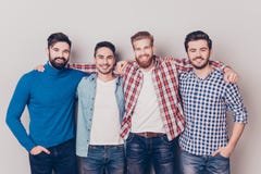 Diversiteit van mensen Vier vrolijke jonge kerels bevinden zich en embr stock foto's Diversiteit van mensen Vier vrolijke jonge kerels bevinden zich en embr stock foto's