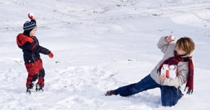 Diversión de la bola de nieve en la primera o nieve pasada del invierno fotos de archivo libres de regalías Diversión de la bola de nieve en la primera o nieve pasada del invierno fotos de archivo libres de regalías