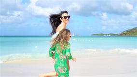 Diversión de la familia en la playa arenosa blanca La madre y el niño disfrutan de vacaciones de verano almacen de video Diversión de la familia en la playa arenosa blanca La madre y el niño disfrutan de vacaciones de verano almacen de video