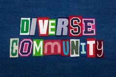 DIVERSO collage di parola del testo della COMUNITÀ, tessuto brillantemente colorato su denim blu, concetto di diversità del grupp immagine stock libera da diritti DIVERSO collage di parola del testo della COMUNITÀ, tessuto brillantemente colorato su denim blu, concetto di diversità del grupp immagine stock libera da diritti