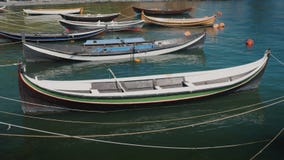 Diversos barcos de madeira pequenos amarrados na costa de uma aldeia piscatória vídeos de arquivo Diversos barcos de madeira pequenos amarrados na costa de uma aldeia piscatória vídeos de arquivo